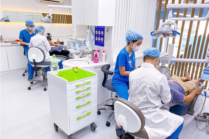 Bác sĩ tư vấn tận tình, giải đáp chi tiết khi trồng răng