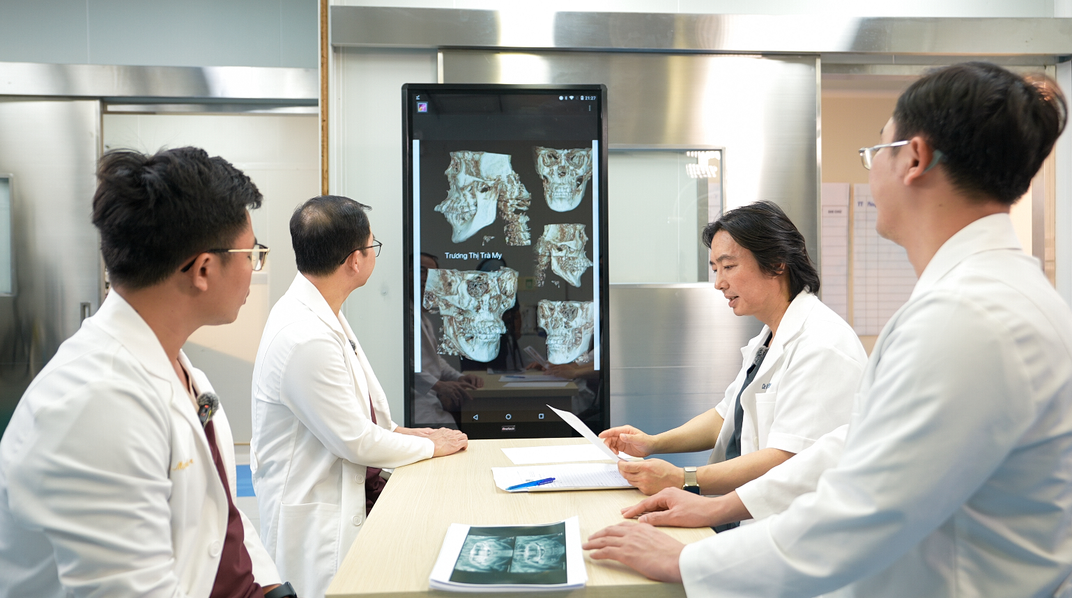 Ekip các bác sĩ hội chẩn và lên phương án phẫu thuật cho Trà My