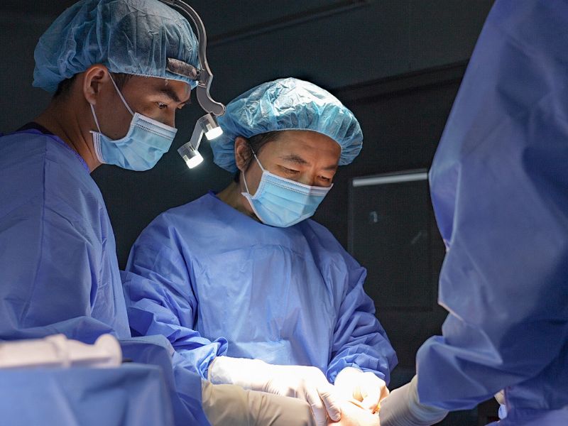 Các bác sĩ tiến hành phẫu thuật chỉnh hàm chuẩn Y khoa
