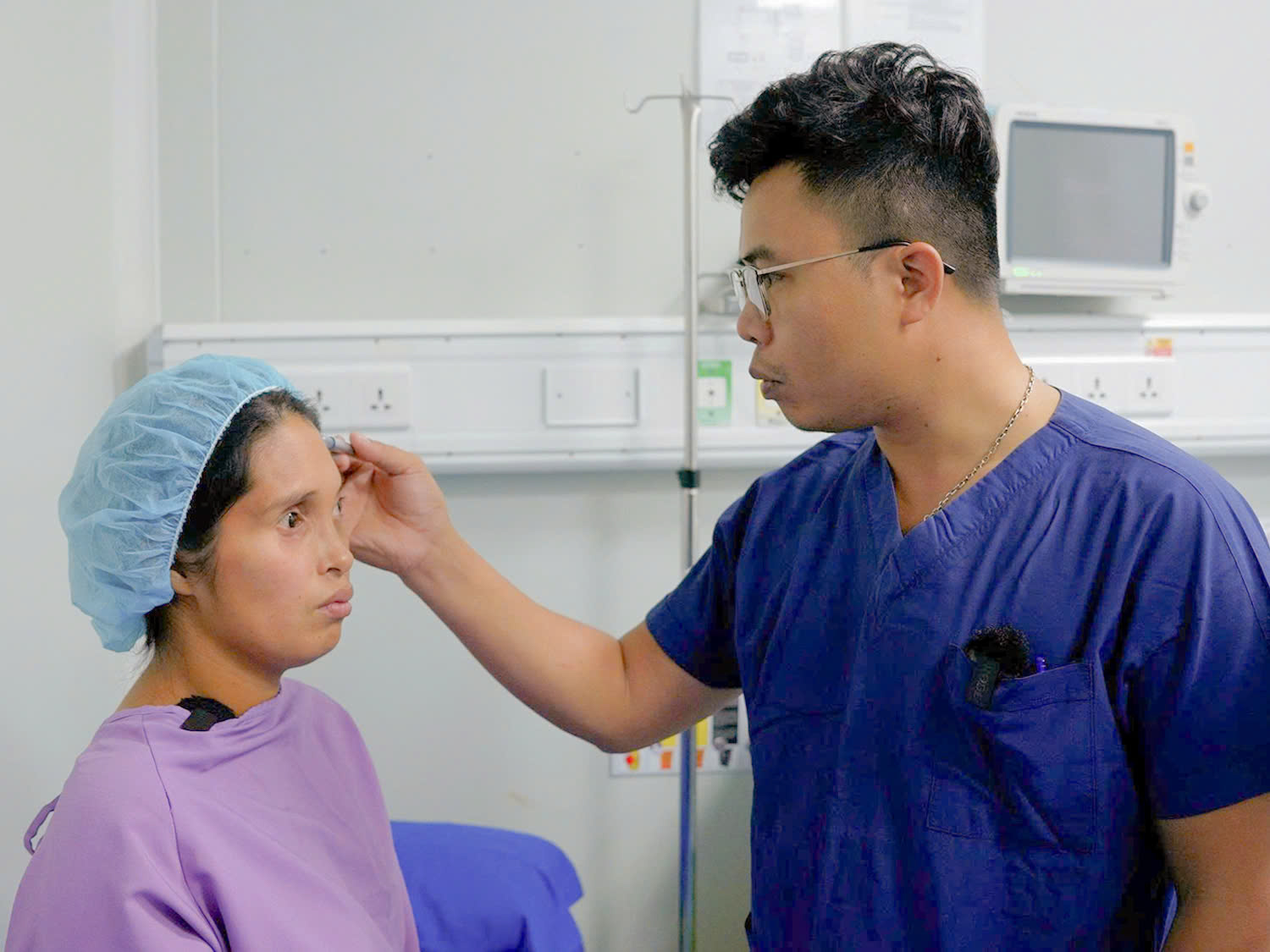 Bác sĩ Kangnam tiến hành đo vẽ và đánh giá tỉ lệ trục mặt trước khi thực hiện cấy mỡ.