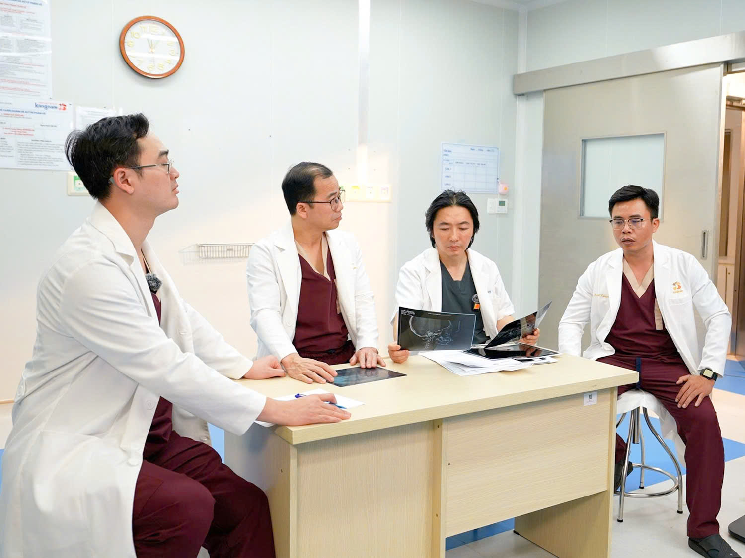 TS.BS Richard Huy cùng ekip Kangnam hội chẩn ca bất đối xứng, để xây dựng phác đồ cấy mỡ mặt phù hợp cho từng tình trạng.